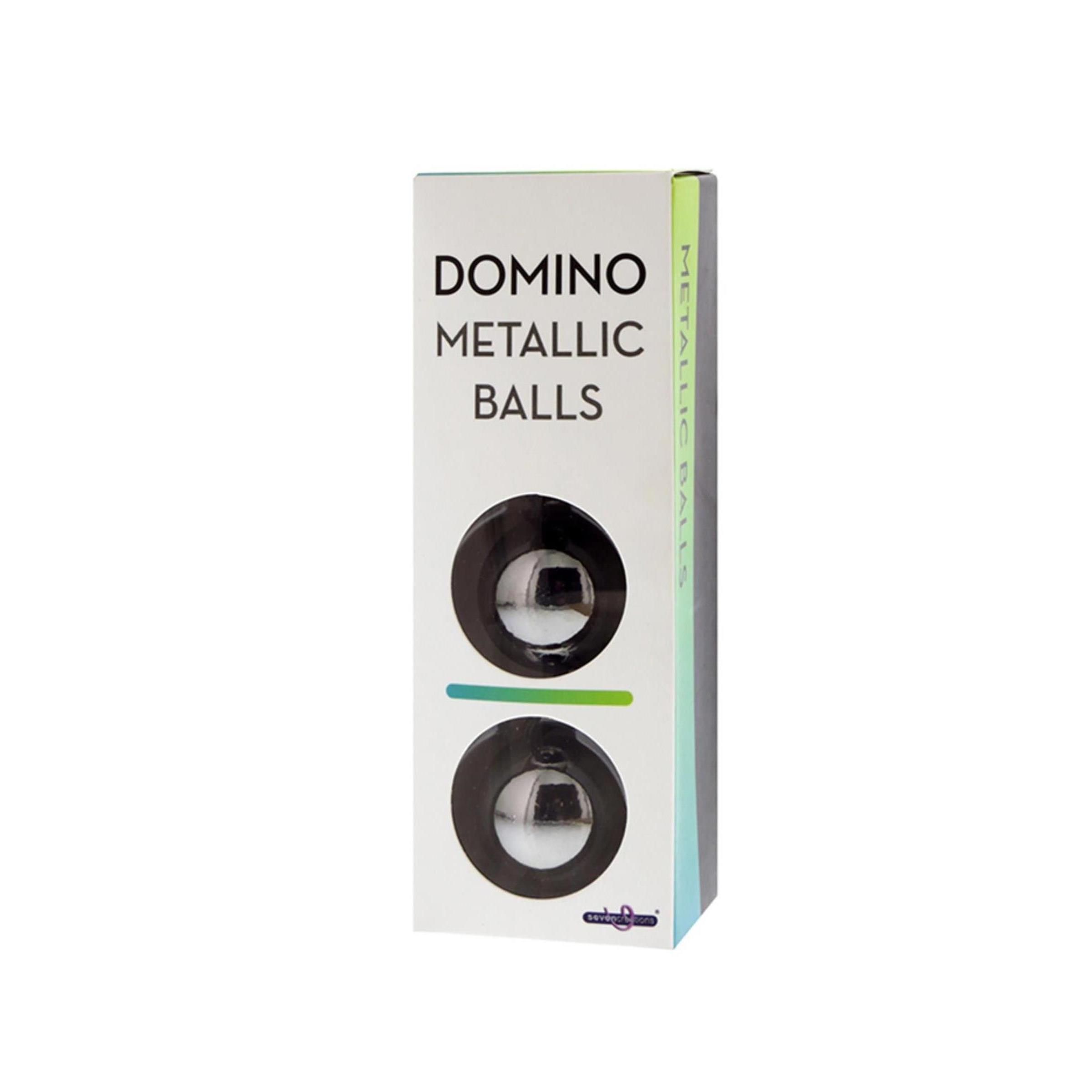 Verpackung mit zwei metallischen Kugeln. Aufschrift: DOMINO METALLIC BALLS. Unterhalb der Kugeln ein grüner Streifen.