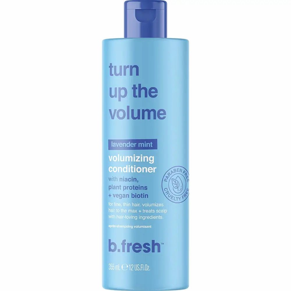 Hellblaue Shampoo-Flasche mit blauem Deckel. Aufschrift: Turn up the volume, volumizing conditioner. Marke: b.fresh. Paraben- und tierversuchsfrei.