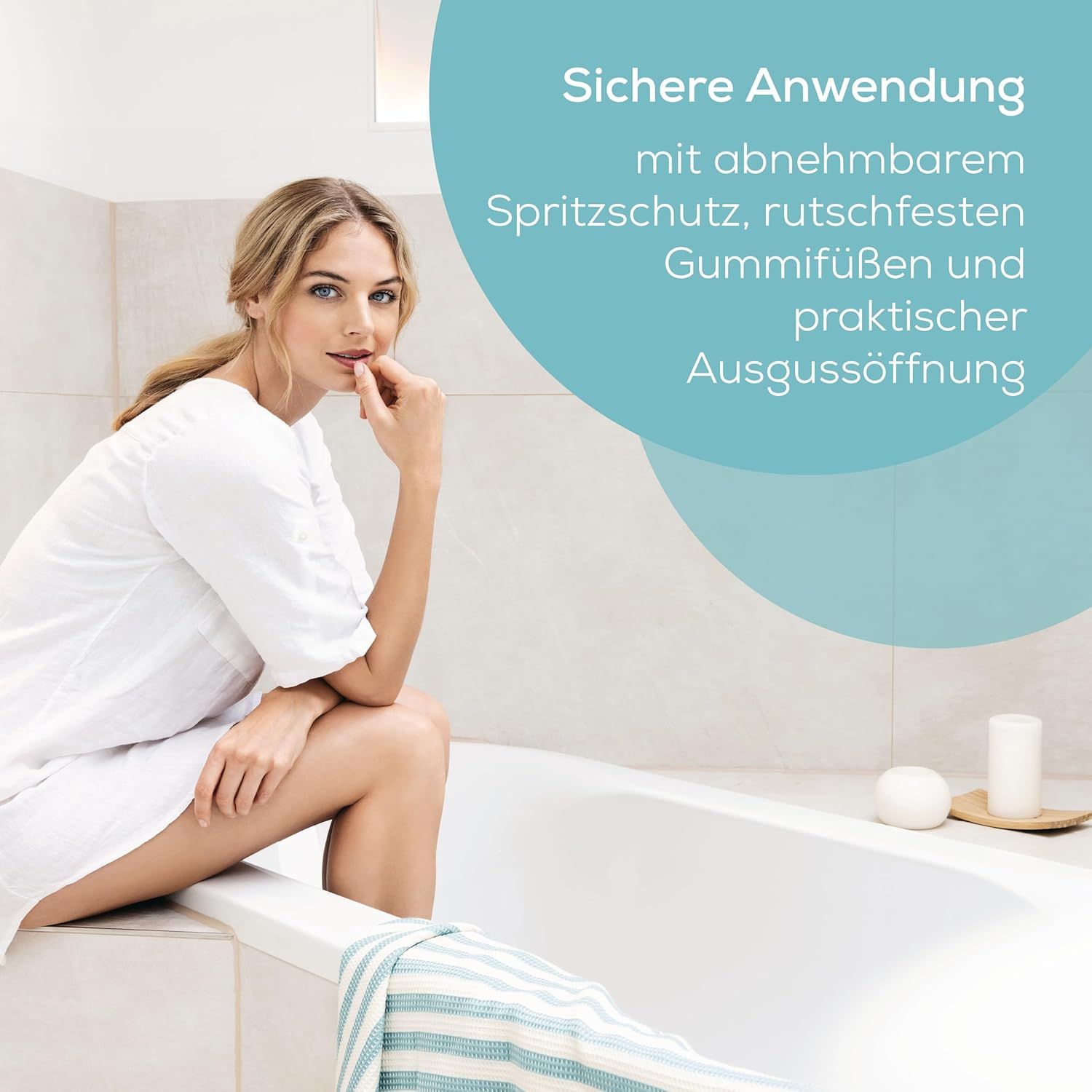 Frau sitzt am Badewannenrand. Text: Sichere Anwendung mit Spritzschutz, rutschfesten Füßen und Ausgussöffnung.
