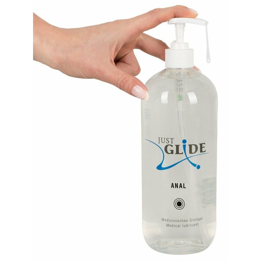 Hand hält eine transparente Flasche mit Pumpe. Aufschrift: Just Glide Anal. Medizinische Gleitgel.