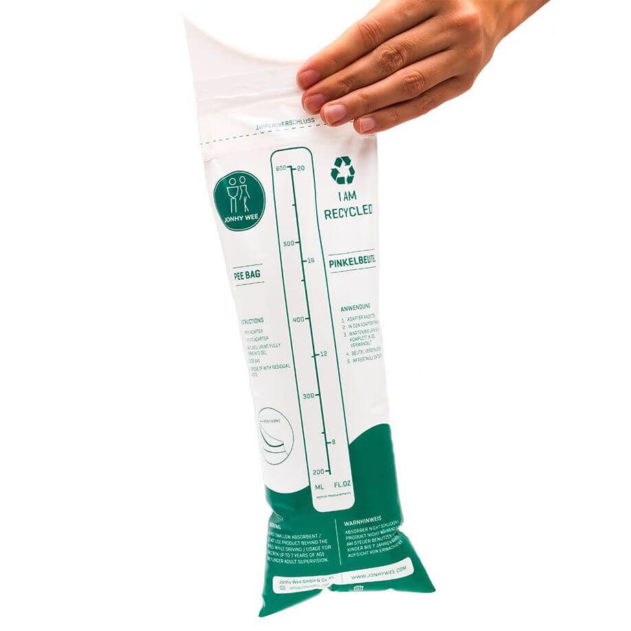 Weißer Unisex Pinkelbeutel, teilweise geöffnet. Grüne Skala und Text. "I AM RECYCLED"-Logo.