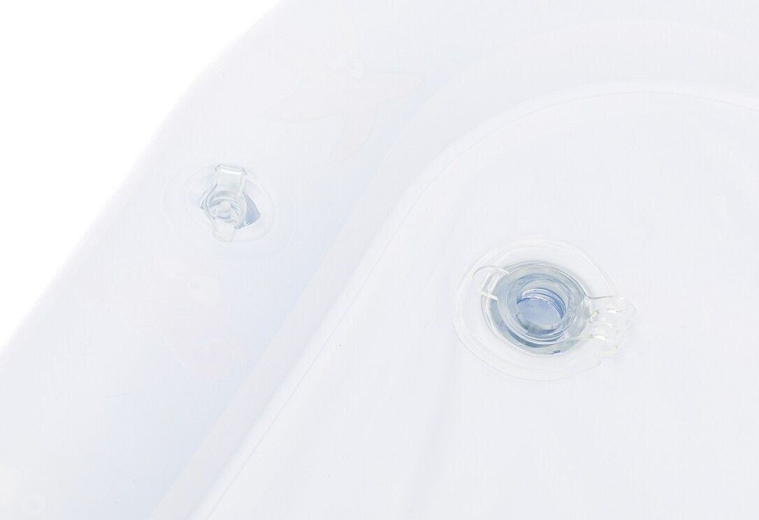 Nahaufnahme der Spielmatte. Detail des Ventils und der transparenten Oberfläche. Weißer Hintergrund.