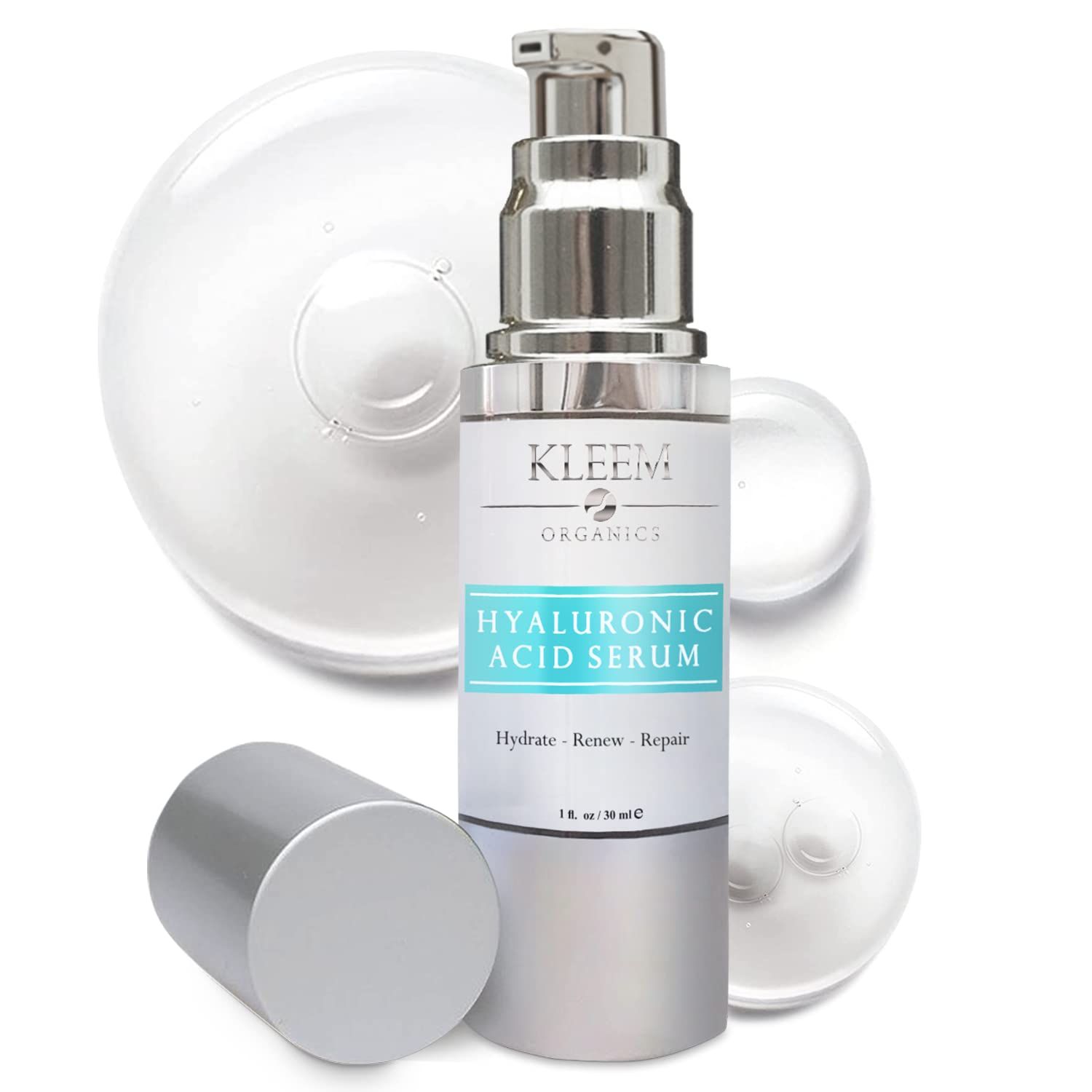 Serumflasche mit silberner Pumpe und Kappe. Aufschrift: Kleem Organics, Hyaluronsäure Serum. Klare Flüssigkeit und Blasen im Hintergrund.