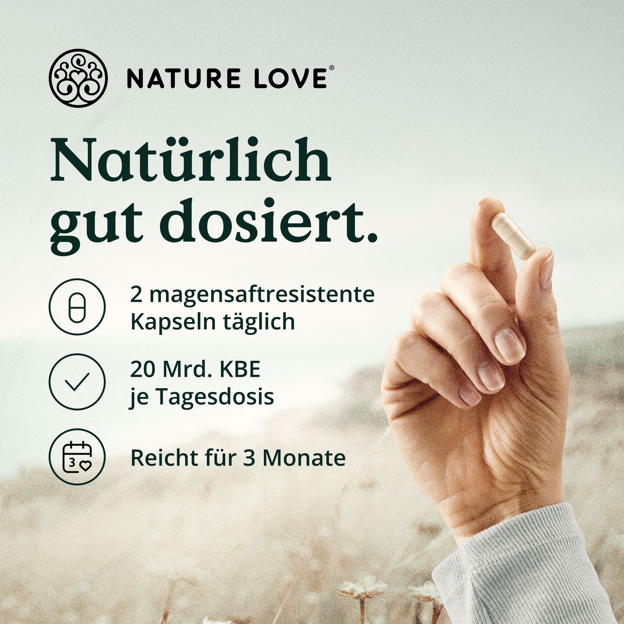 Hand hält Kapsel. Text: 2 magensaftresistente Kapseln täglich, 20 Mrd. KBE je Tagesdosis, reicht für 3 Monate. Marke: NATURE LOVE®.