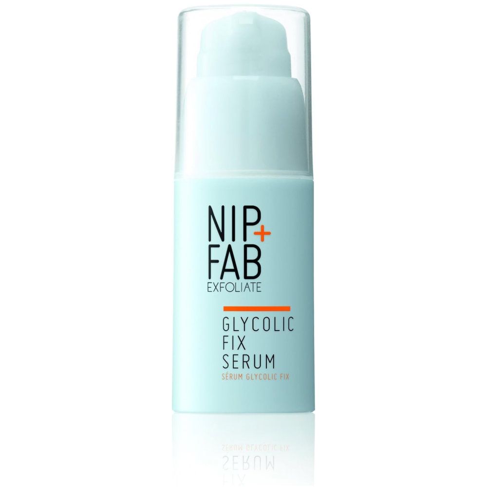 Helle Flasche mit Pumpe. Aufschrift: NIP + FAB, EXFOLIATE, GLYCOLIC FIX SERUM.