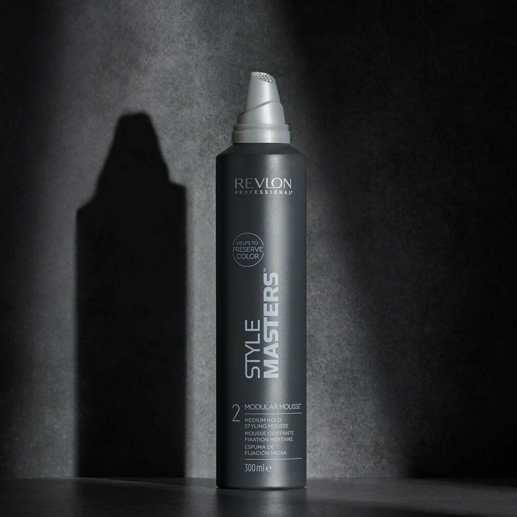 Revlon Style Masters Modular Mousse Flasche. Schwarz mit weißem Sprühkopf. Schatten. Text: Style Masters, Modular Mousse, 300ml.