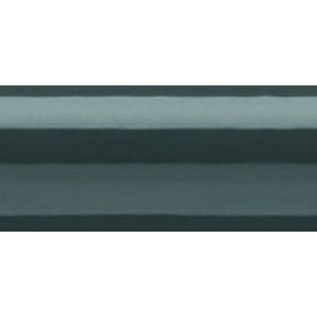 Nahaufnahme des grünen Kajalstifts. Der Stift ist horizontal ausgerichtet. Die Farbe ist ein dunkles Grün.