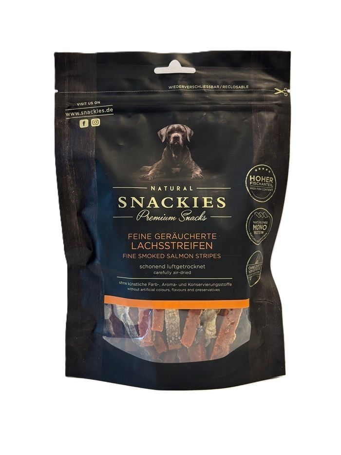 Verpackung mit geräucherten Lachsstreifen für Hunde. Schwarze Tüte mit Sichtfenster, Produktname und Logo.