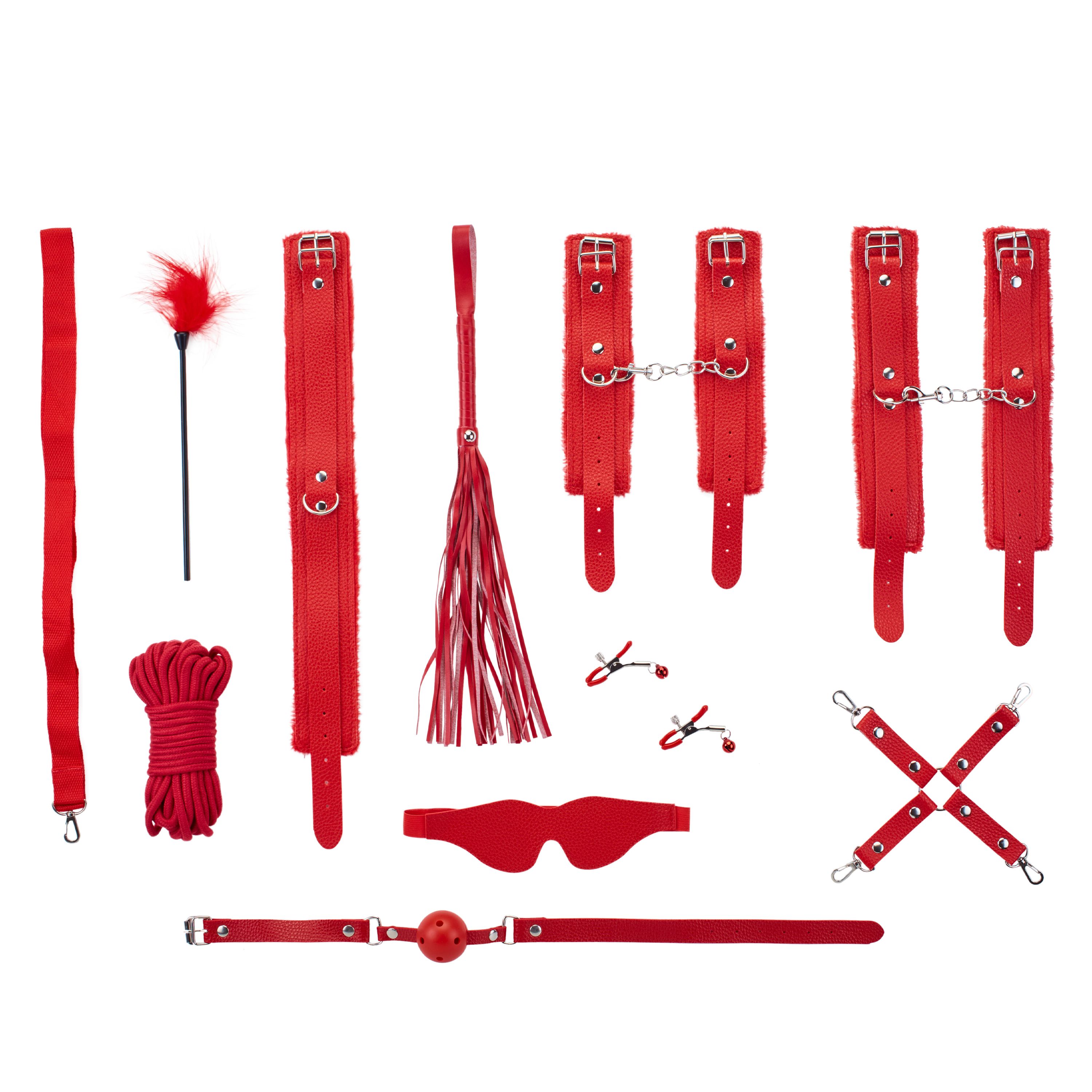 Rotes Bondage-Set. Enthält Halsband, Hand- und Fußfesseln, Peitsche, Knebel, Augenbinde, Nippelklemmen, Seil und Kreuz. Metall und Samt.