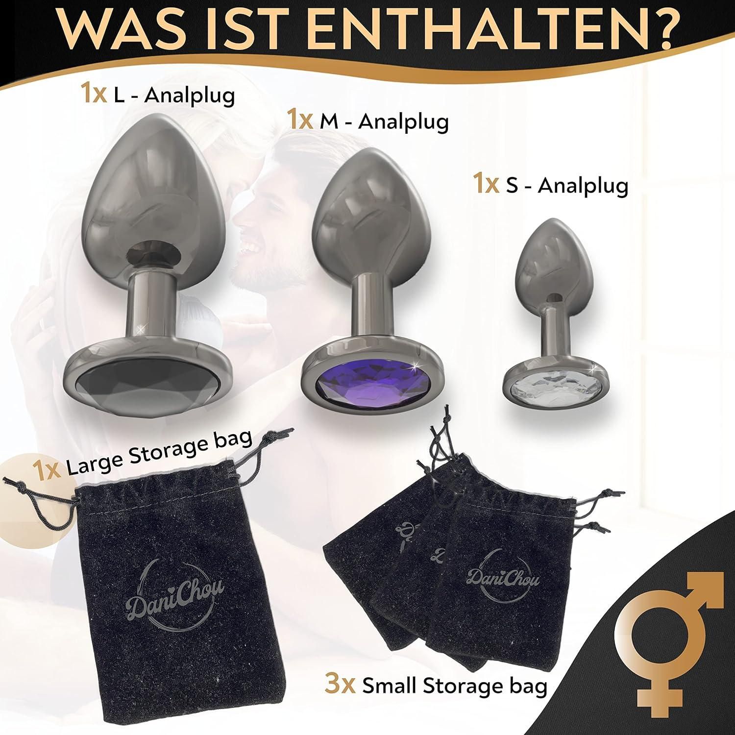 Drei Analplugs: L, M, S. Inklusive Aufbewahrungsbeutel. Schwarze, violette und transparente Steine. Text: Was ist enthalten? DaniChou Logo.