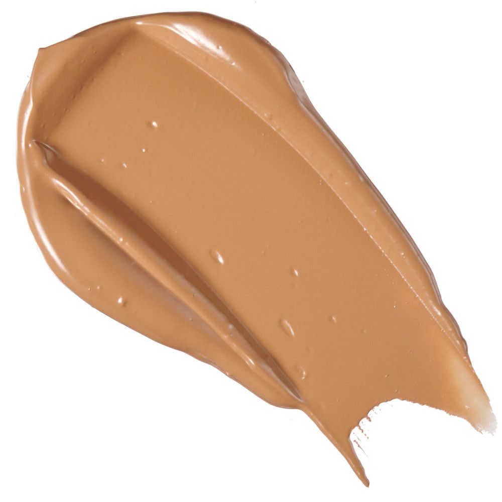 Hellbrauner Concealer-Strich auf weißem Hintergrund. Die Textur ist cremig und glänzend.