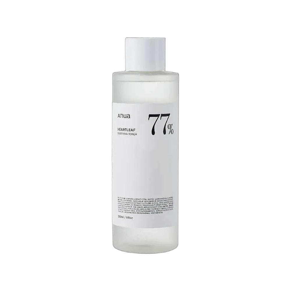 Klare Flüssigkeit in durchsichtiger Flasche mit weißem Deckel. Schwarze Schrift "77%".