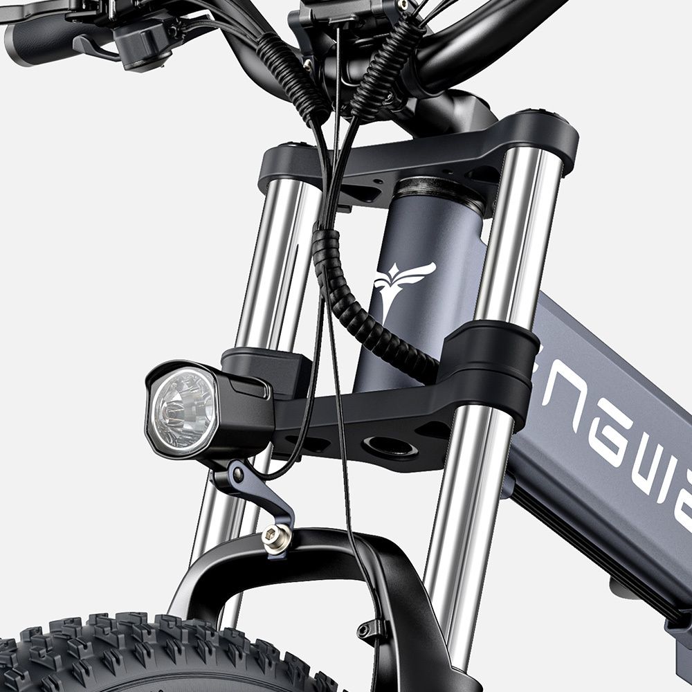 Nahaufnahme des Lenkers und der Front des E-Bikes. Scheinwerfer, Marke ENGWE. Graue Farbe.