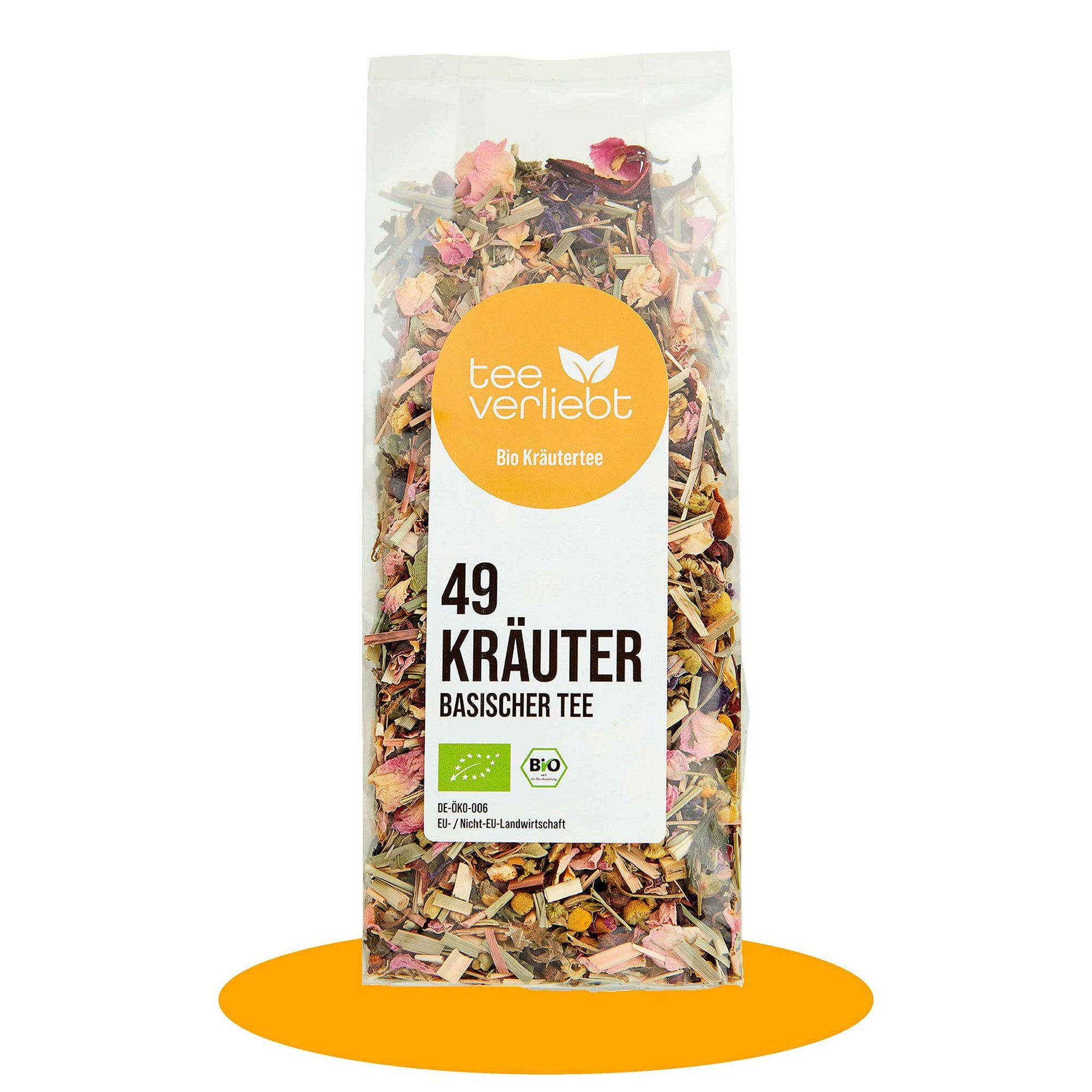 Transparente Verpackung mit Kräutermischung. Aufkleber mit Logo und Text: 49 Kräuter Basischer Tee Bio. Bio-Siegel.