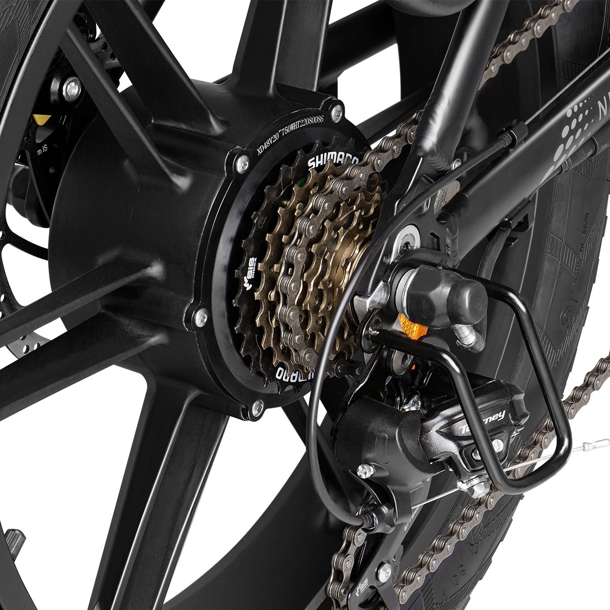 Nahaufnahme des Hinterrads eines E-Bikes. Zahnräder, Kette und Shimano-Komponenten. Schwarze Felge.