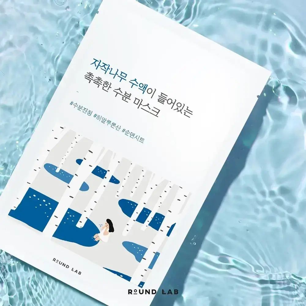 Verpackung der Tuchmaske im Wasser. Weiß, blaues Design, koreanischer Text, Logo: ROUND LAB.
