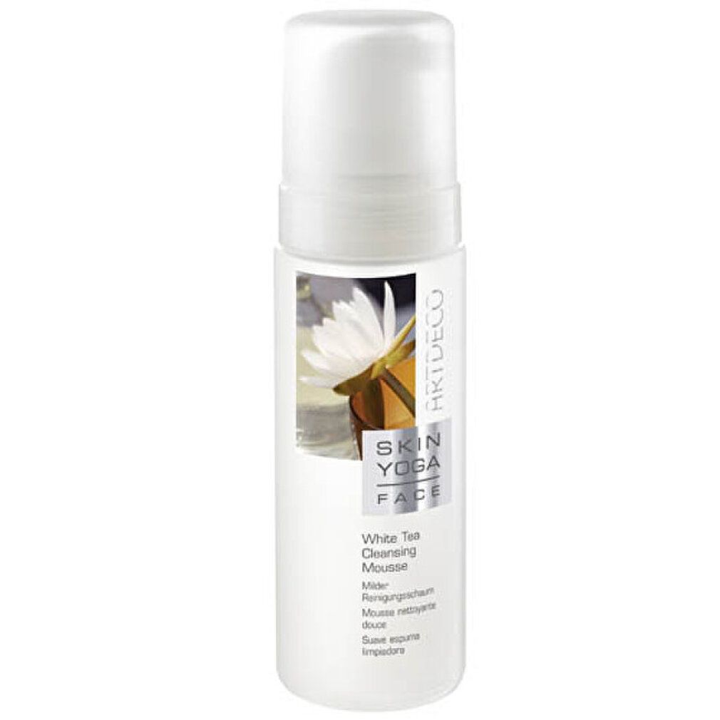 Weiße Flasche mit Pumpspender. Aufdruck: Artdeco, Skin Yoga Face, White Tea Cleansing Mousse. 150 ml.