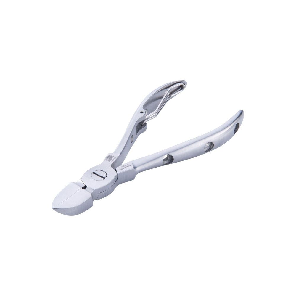 Nagelknipser aus Metall mit perforiertem Muster. Ergonomische Form mit gebogenen Griffen und Schneide. Auf weißem Hintergrund.