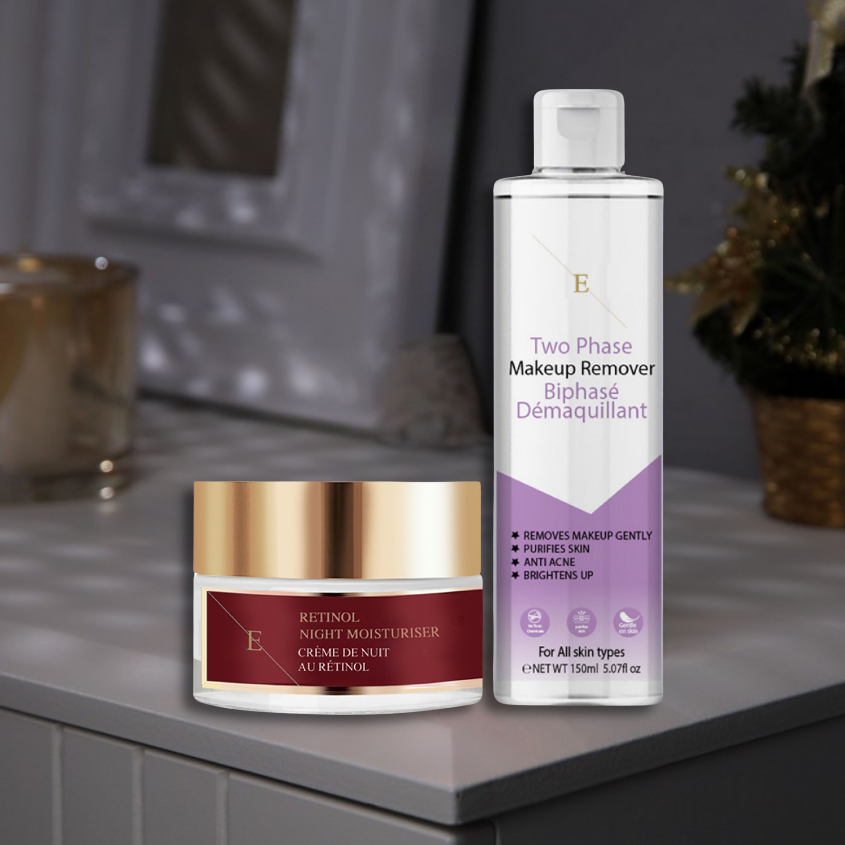 Nachtcreme und Make-up-Entferner auf Tisch. Creme in goldfarbenem Tiegel, Entferner in Flasche. Text: Retinol, Biphase Démaquillant.