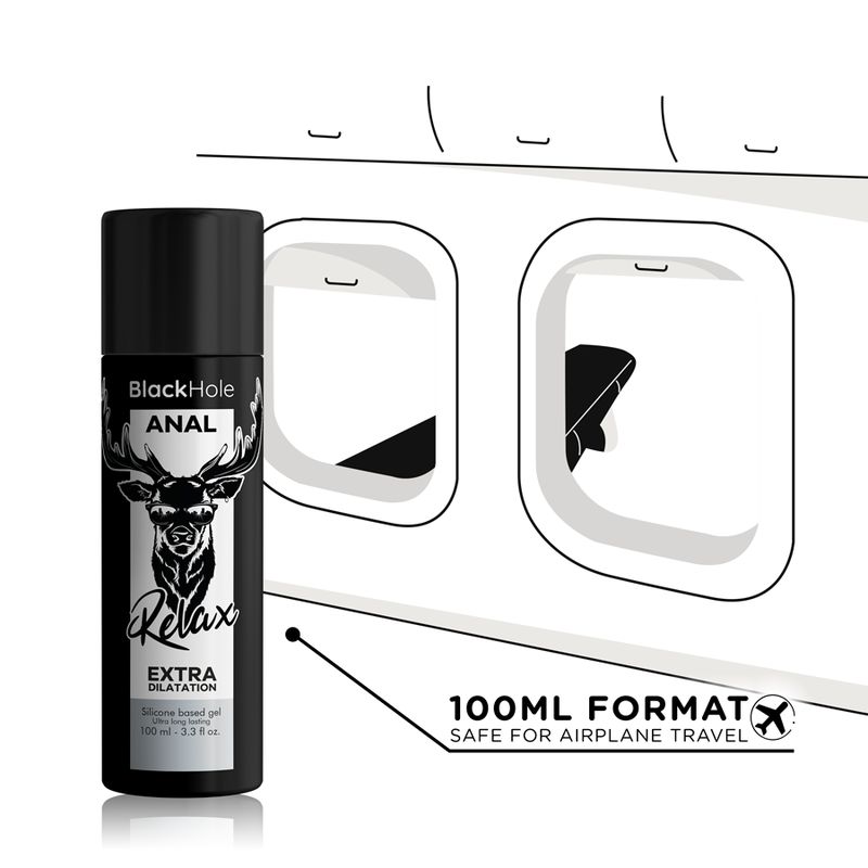 Schwarze Flasche, Aufschrift: Black Hole ANAL Relax EXTRA DILATATION. 100 ml Format. Text: SAFE FOR AIRPLANE TRAVEL. Hintergrund: Flugzeugfenster.
