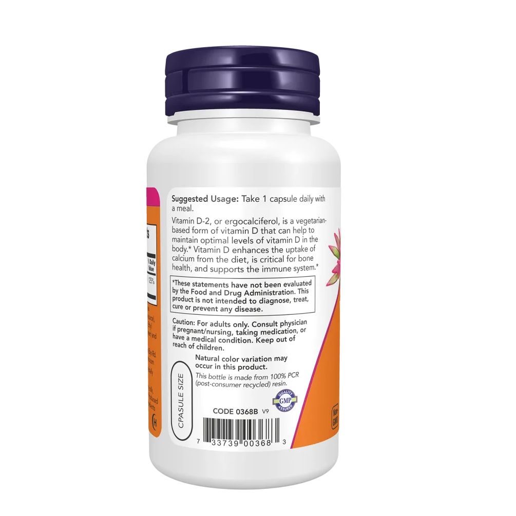 Rückseite der weißen Flasche. Orangefarbenes Etikett mit Anwendungshinweisen. Marke: NOW. Enthält Vitamin D.
