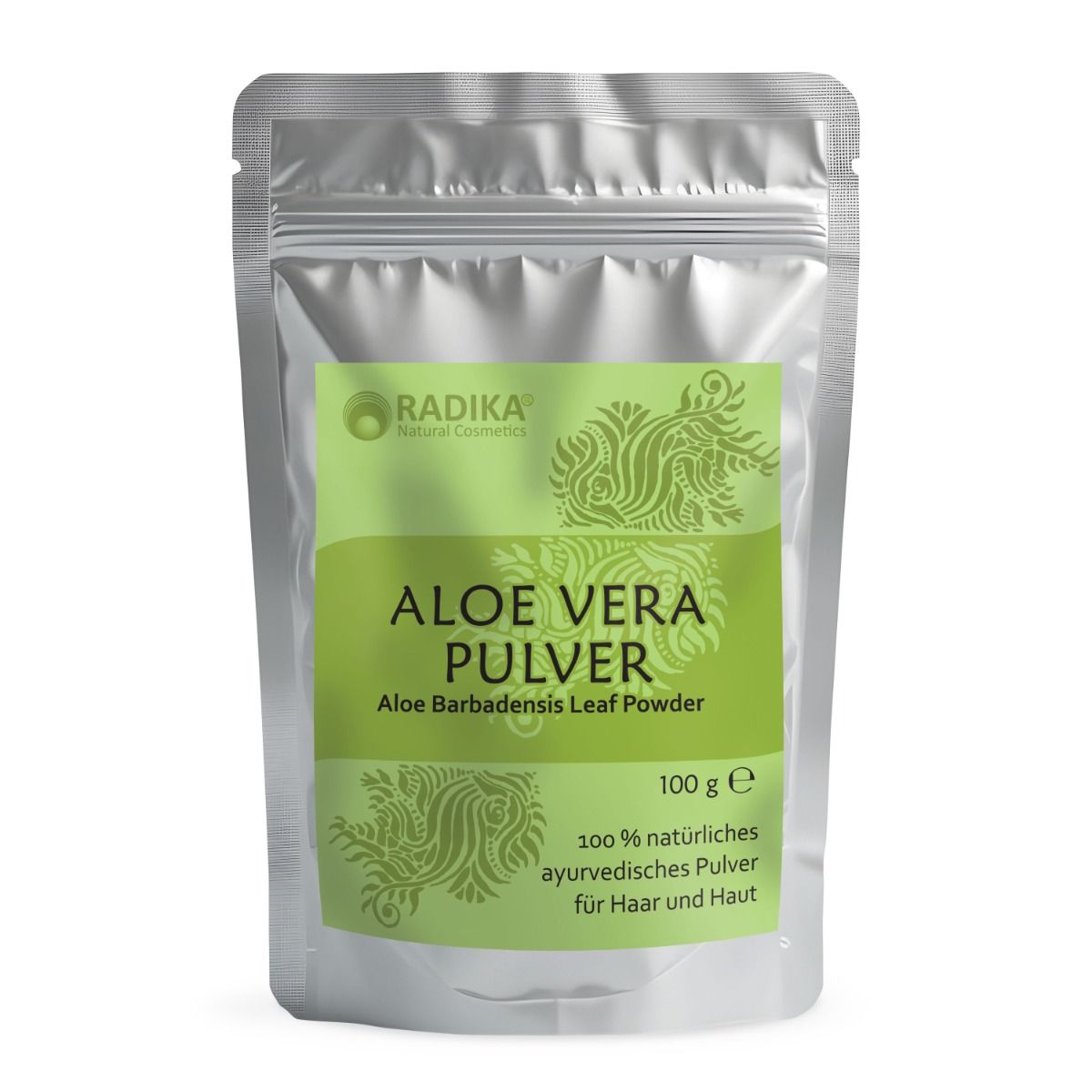 Silberfarbene Beutelverpackung mit grünem Etikett. Beschriftung: Aloe Vera Pulver, Aloe Barbadensis Leaf Powder. Marke: Radika. 100 g.