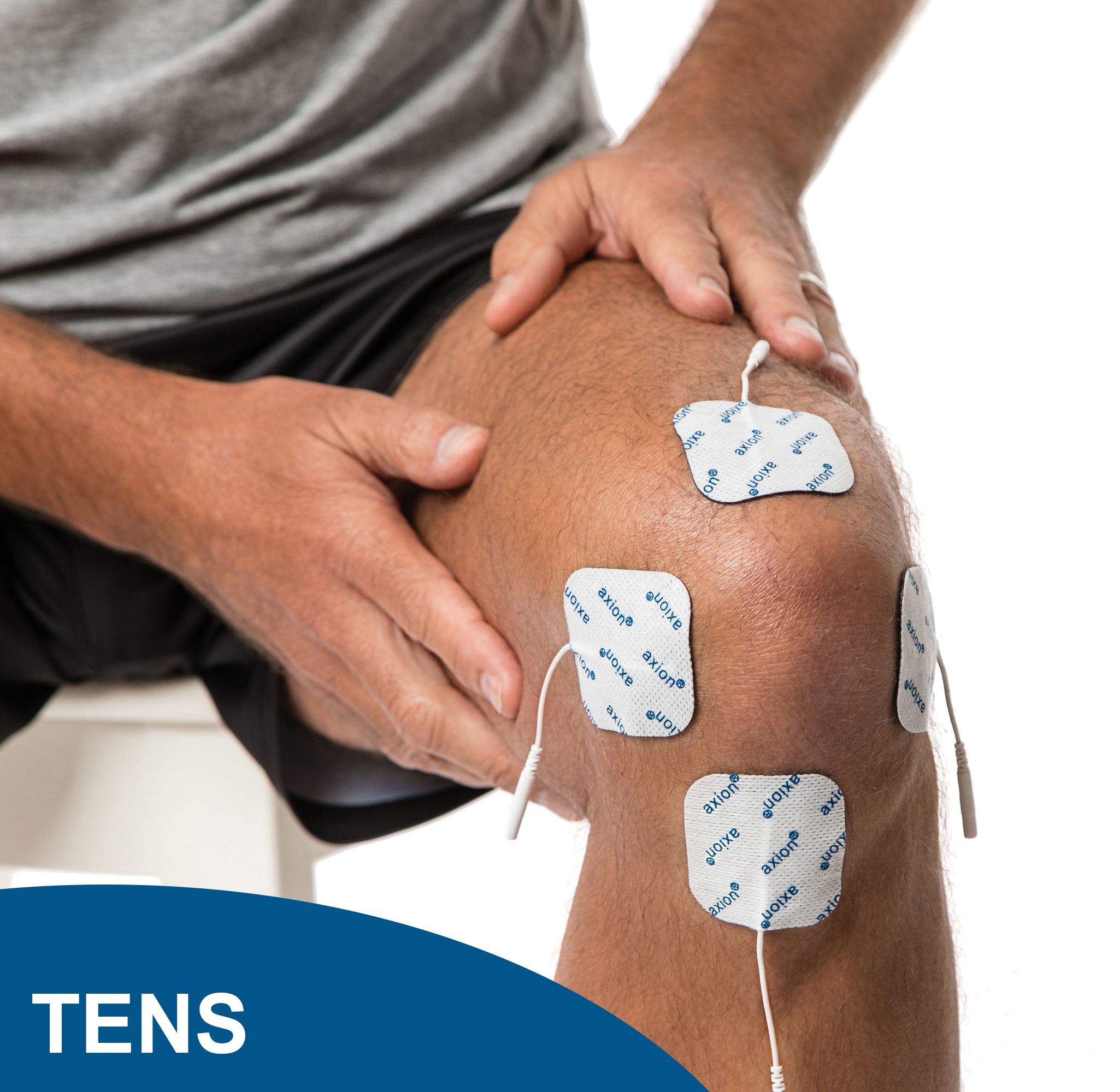 Knie mit Elektroden. Elektroden mit axion-Logo. Kabel verbunden. Text: TENS.