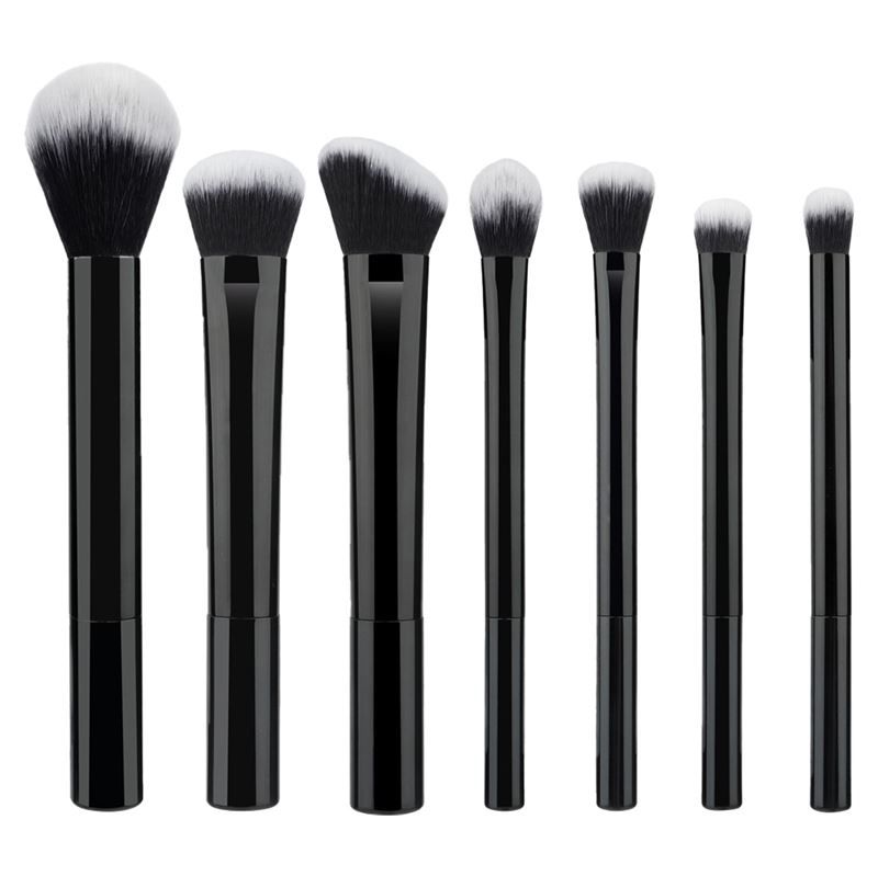 Set mit sieben schwarzen Make-up-Pinseln mit weißen Borsten. Unterschiedliche Formen und Größen.