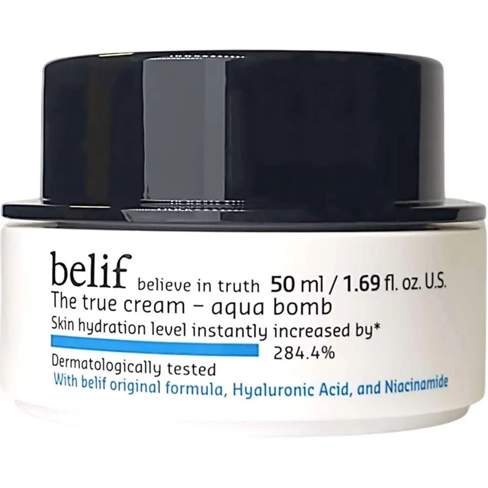 Belif The True Cream Aqua Bomb Feuchtigkeitscreme in einem weißen Tiegel mit schwarzem Deckel.