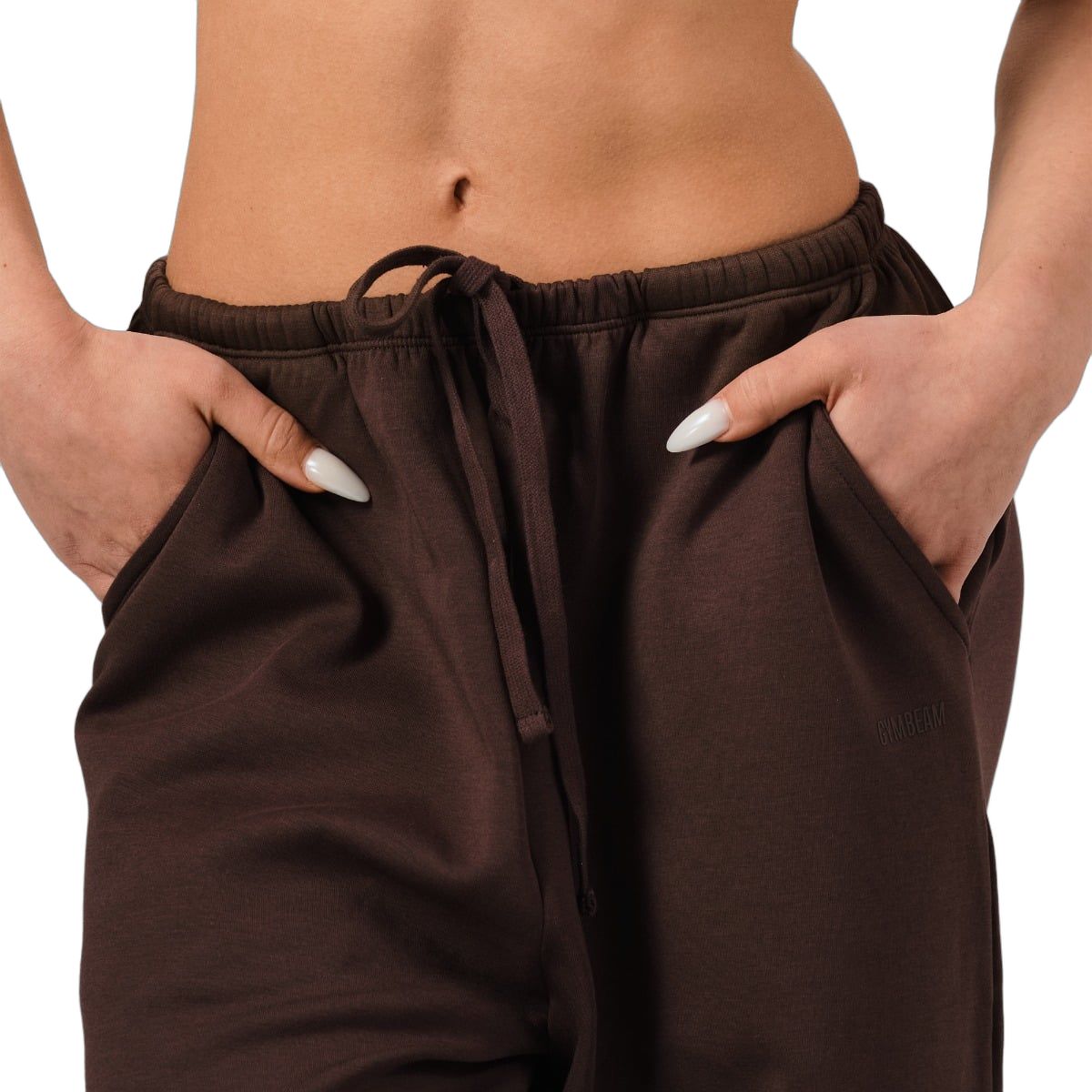 Nahaufnahme des Bundes einer braunen Jogginghose mit Kordelzug und Taschen.