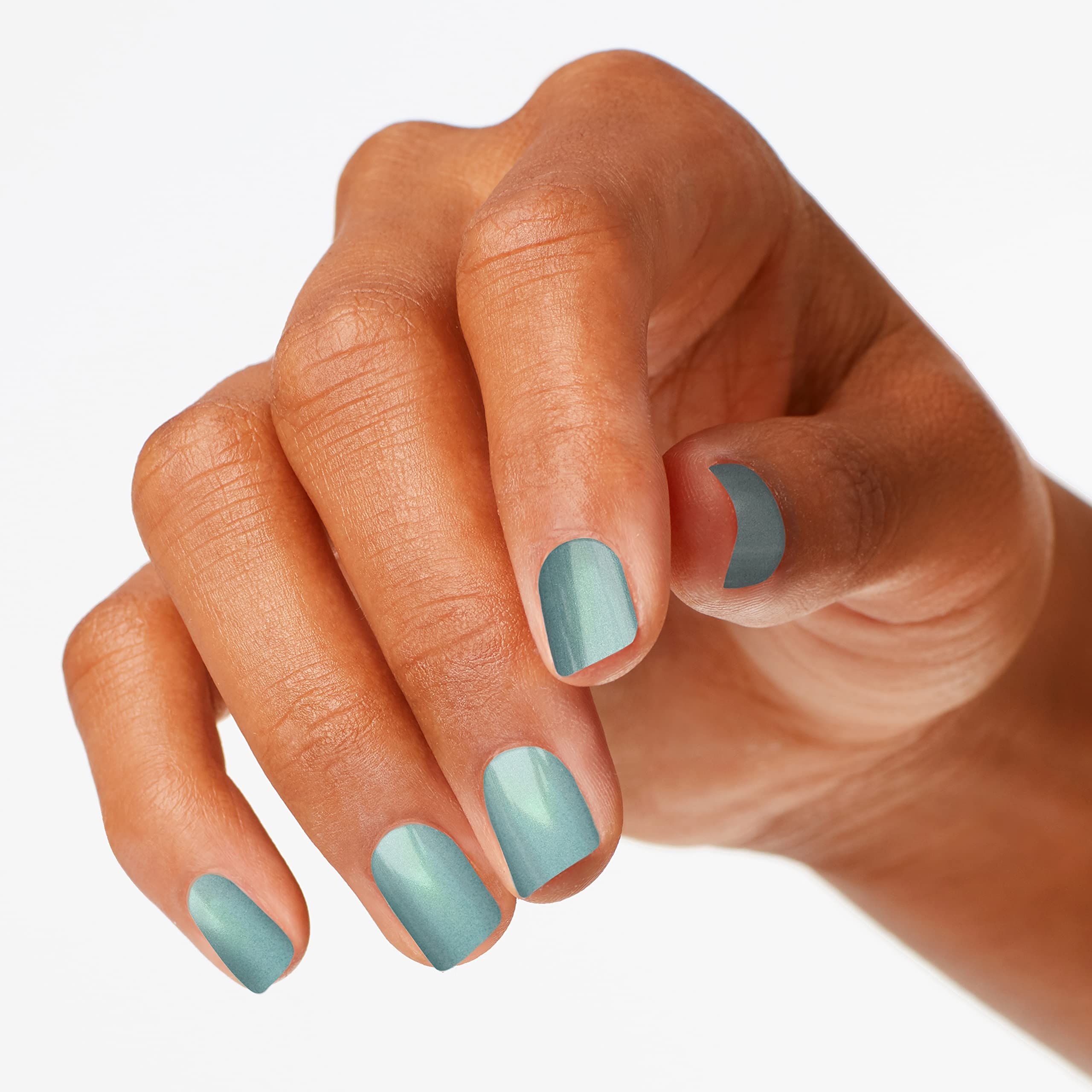 Hand mit lackierten Nägeln in einem hellen Blaugrün. Der Nagellack ist glänzend.