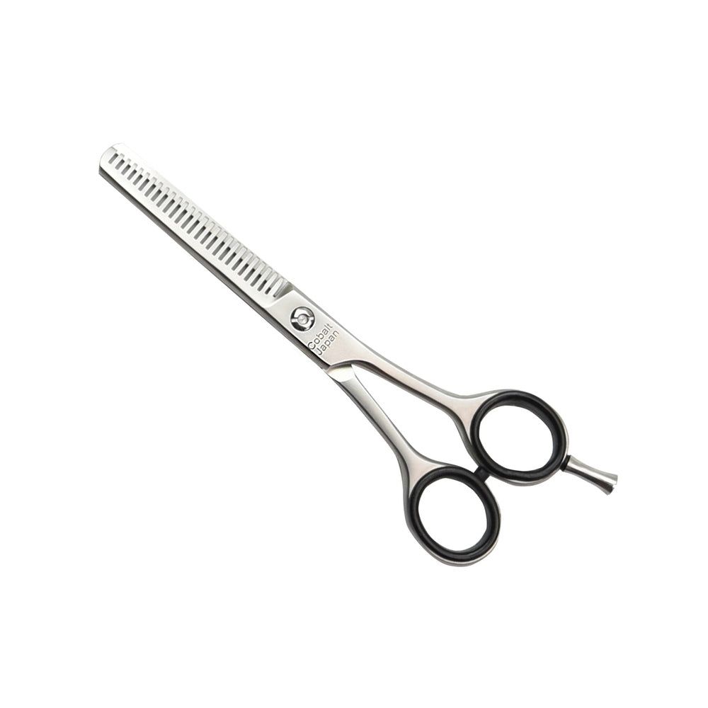 Friseurschere, Metall, beidseitig verzahnt. Schwarze Griffringe. Aufschrift "Cobalt Japan".
