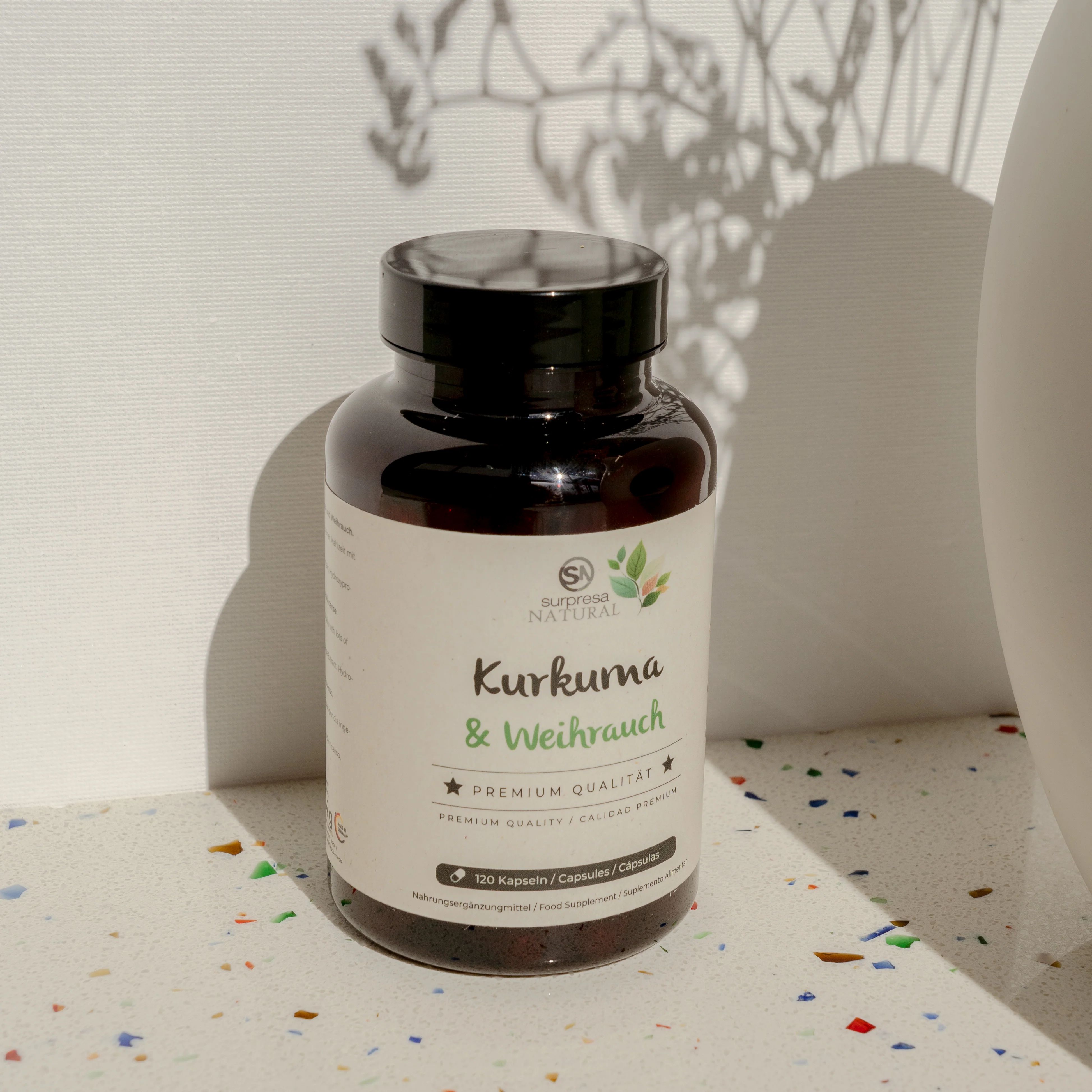 Braune Flasche mit weißem Etikett. Aufschrift: Kurkuma & Weihrauch, Premium Qualität. 120 Kapseln. Nahrungsergänzungsmittel.