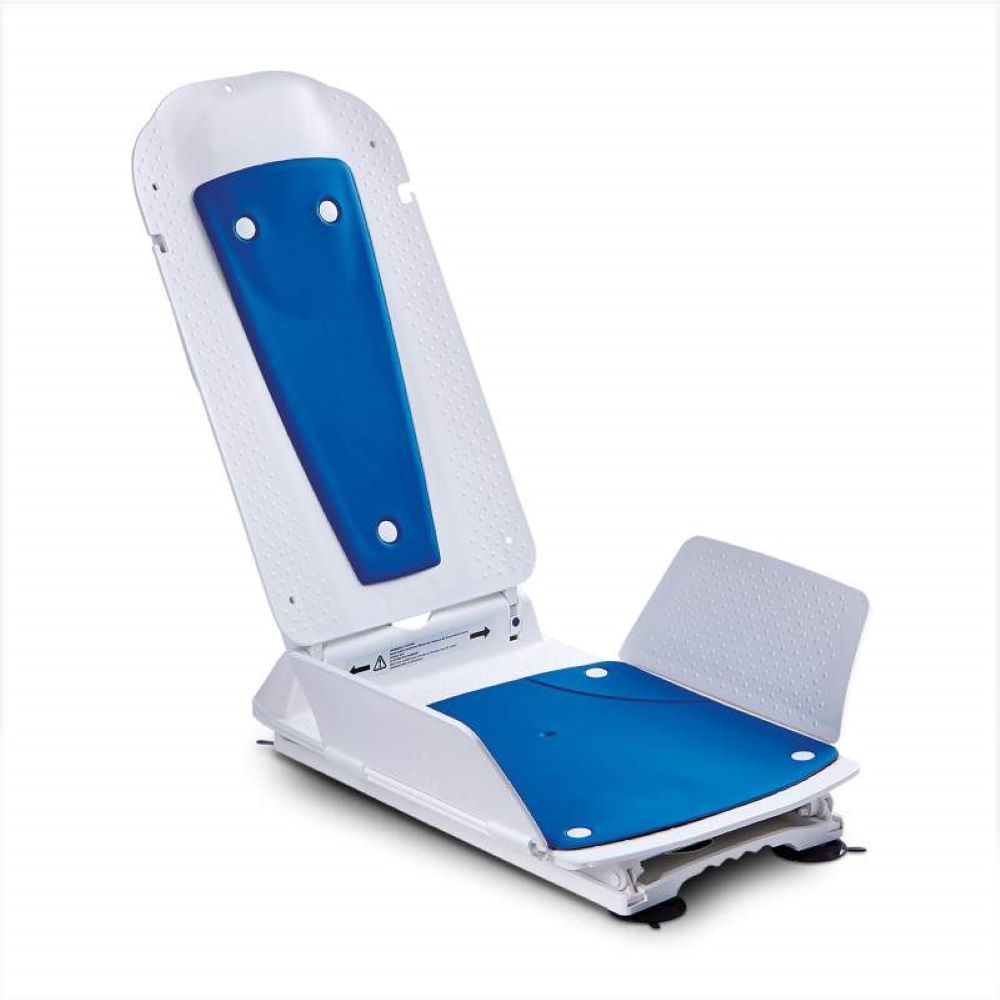 Badewannenlifter mit blauem Sitz und Rückenlehne. Weiße Konstruktion mit Scherenmechanismus.