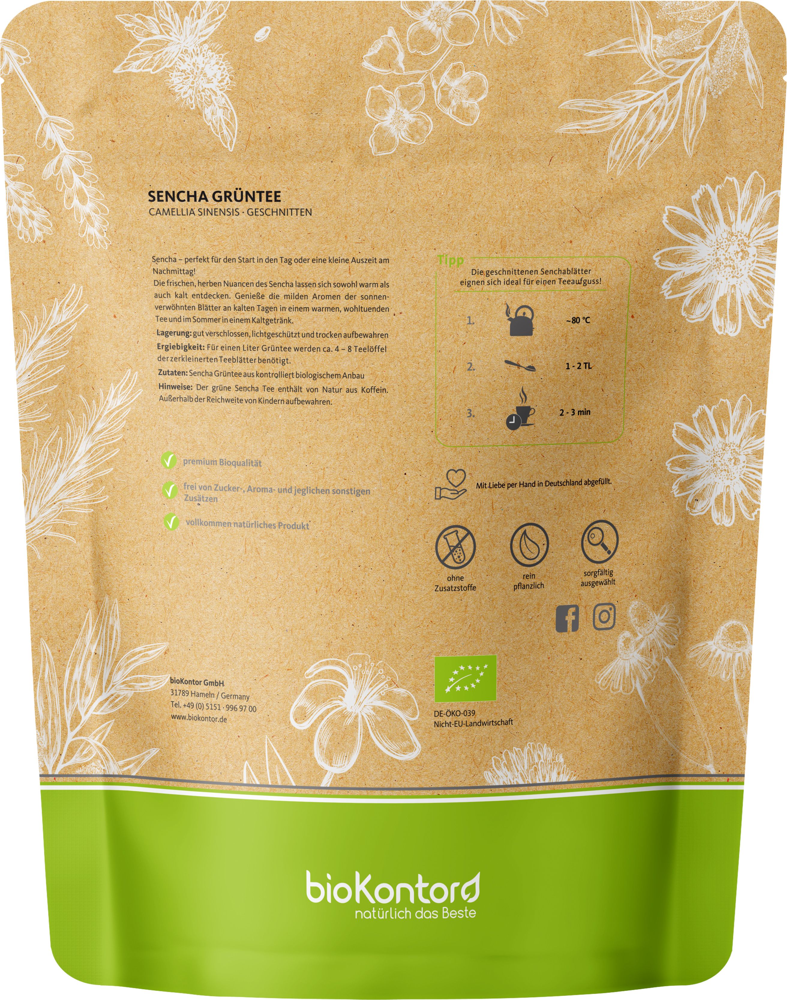 Sencha Grüntee-Packung. Braune Papiertüte mit grünem Streifen. Text: Sencha Grüntee, Bio-Logo, Zubereitungshinweise, Zertifizierungen.