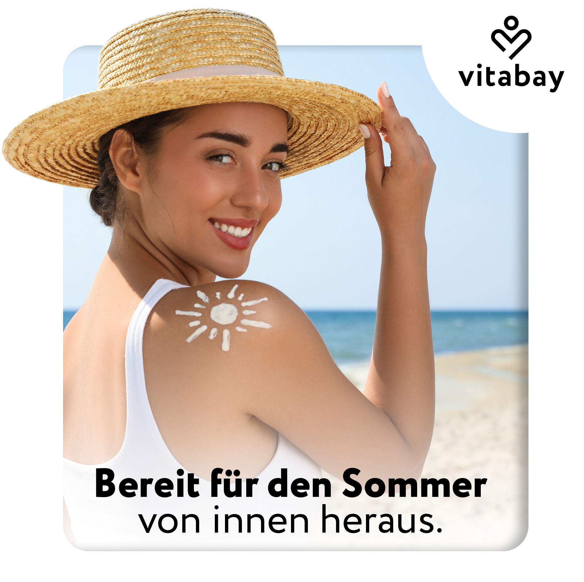 Frau mit Sonnenhut am Strand, Vitabay Logo, Text: Bereit für den Sommer von innen heraus.