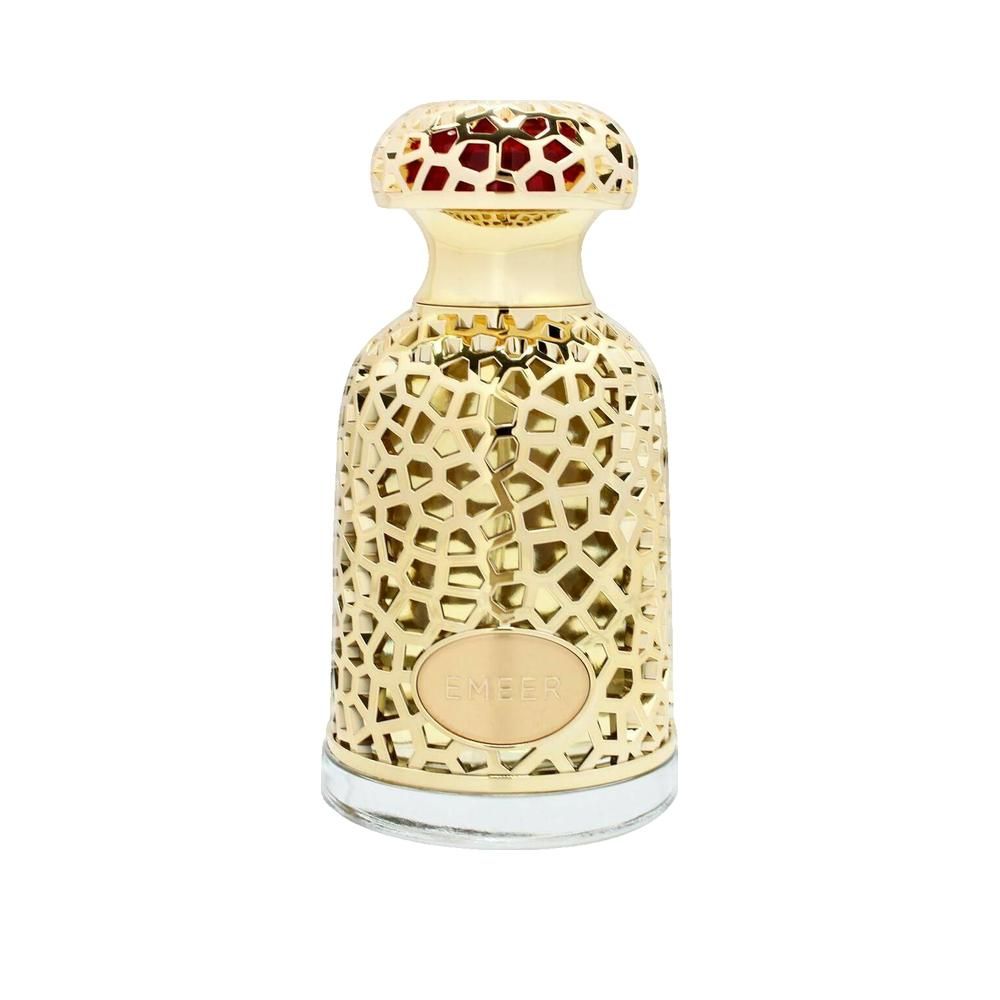 Goldfarbene Parfümflasche mit filigranem Muster. Aufschrift "Emeer". Weißer Sockel.