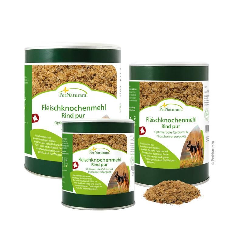 Drei Dosen Fleischknochenmehl Rind pur. Grün-weiße Etiketten. Geöffnete Dose mit Produkt daneben. Text: PerNaturam, Fleischknochenmehl.