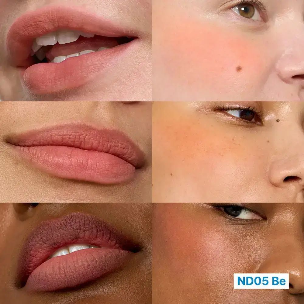 Nahaufnahmen von Lippen und Wangen mit rosafarbenem Make-up. Aufschrift „ND05 Be“.