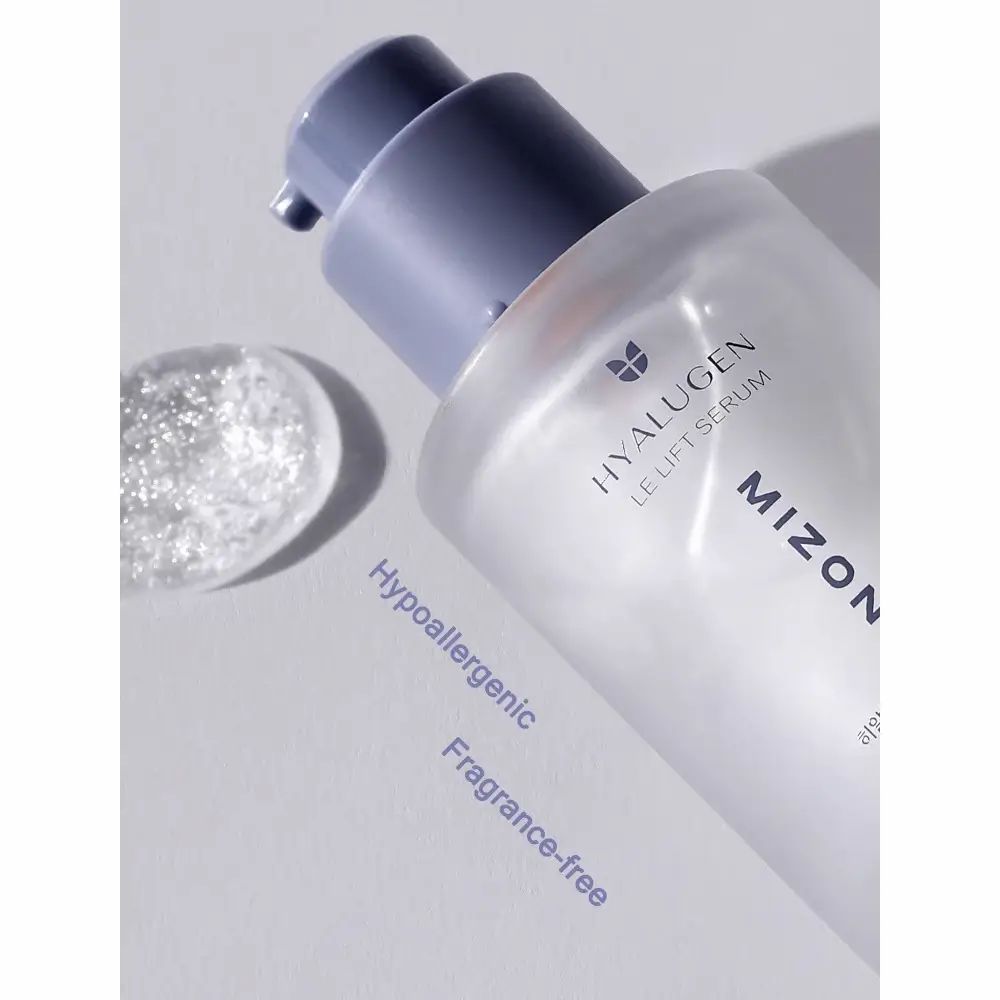 Serumflasche und Serumtropfen. Aufschrift: HYALUGEN LE LIFT SERUM, MIZON. Text: Hypoallergenic, Fragrance-free.
