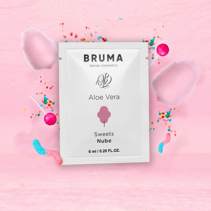 Weißer Beutel mit "BRUMA Aloe Vera Sweets Nube" vor rosa Hintergrund. Dekoration mit Süßigkeiten.