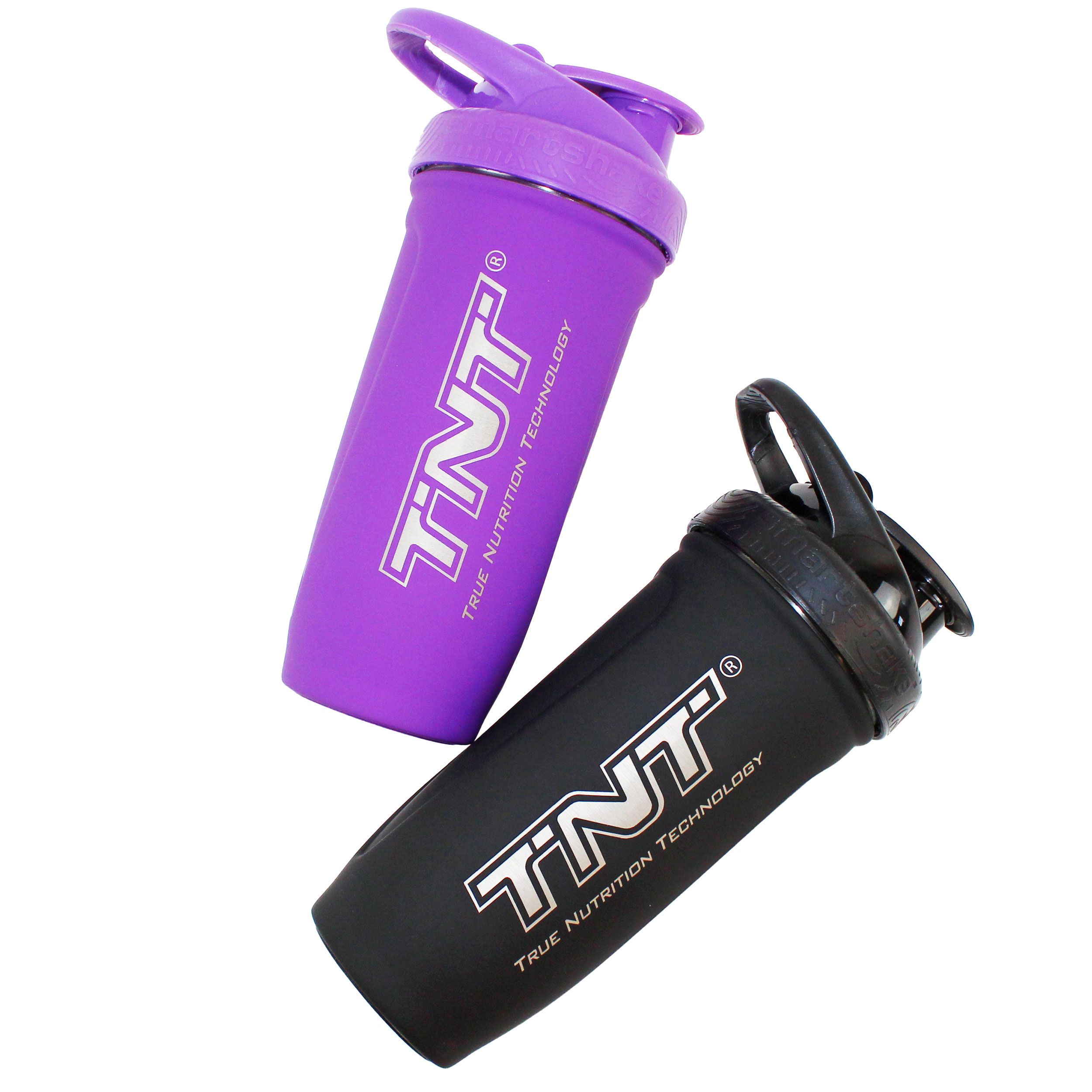 Zwei Shaker. Einer lila, einer schwarz. Beide mit TNT-Logo und Klappdeckel.