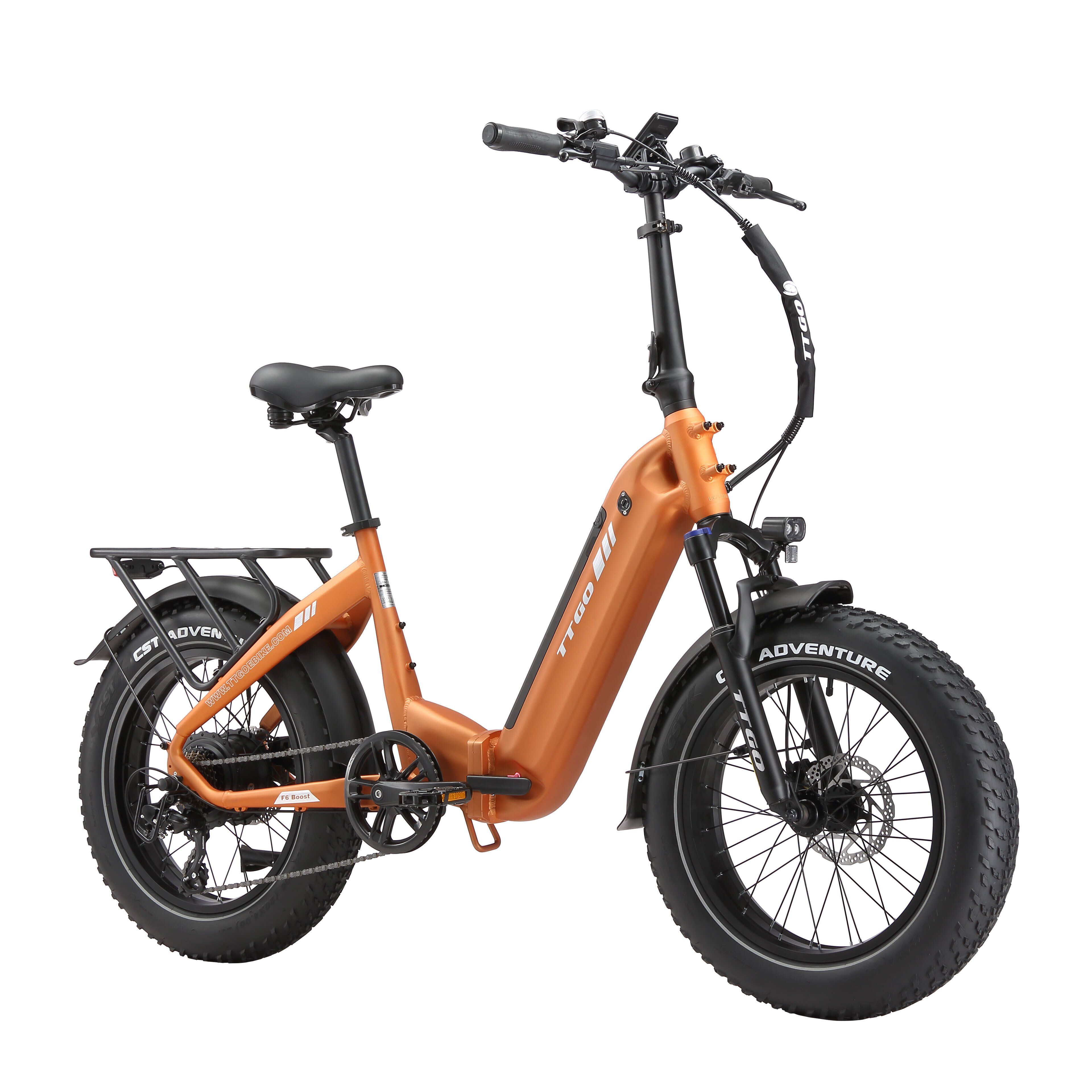 Orangefarbenes Klapp-E-Bike mit schwarzen Reifen und Gepäckträger. Sichtbare Marke: TTGO.