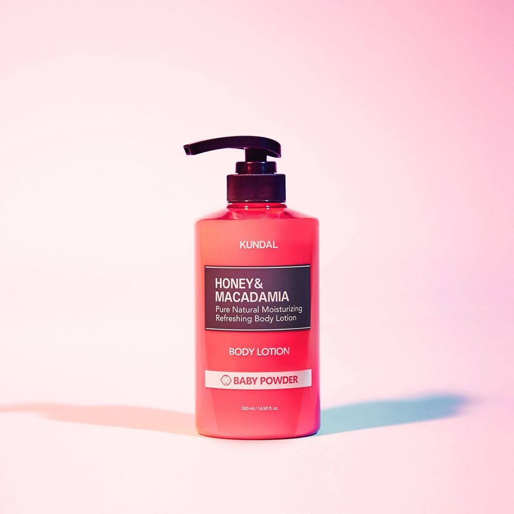 Rote Flasche mit schwarzem Pumpkopf. Aufschrift: KUNDAL, HONEY & MACADAMIA, BODY LOTION, BABY POWDER.