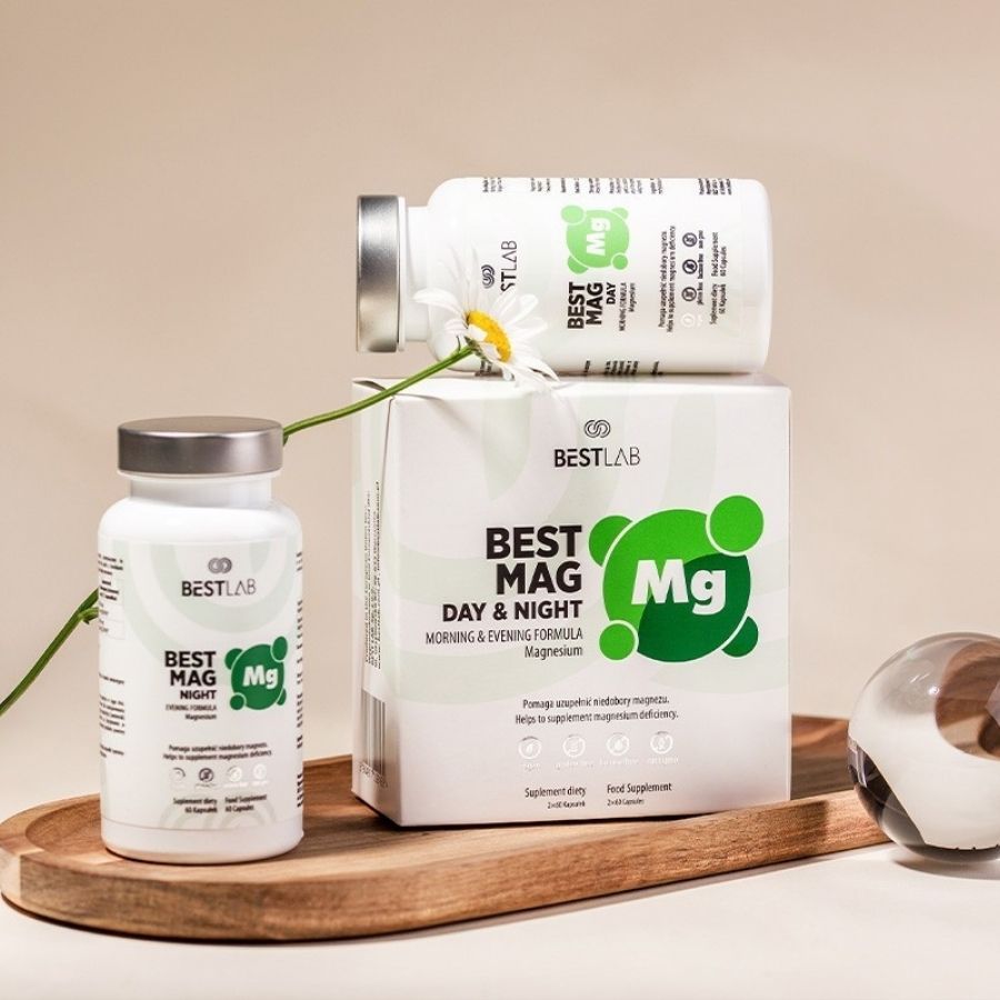 Nahrungsergänzungsmittel-Flaschen und -Verpackung auf einem Tablett. Aufschrift: BEST LAB BEST MAG DAY & NIGHT. Magnesium-Nahrungsergänzungsmittel.