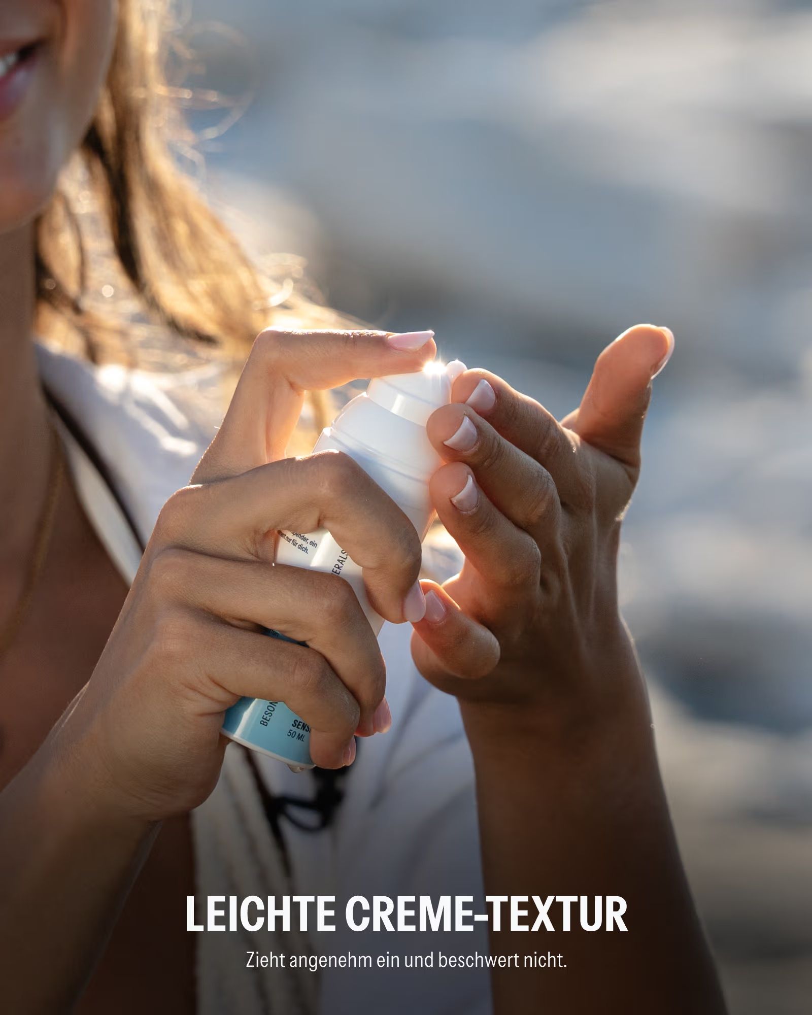 Frau benutzt SOURCE LAB Pflegende Hautcreme aus der Flasche.