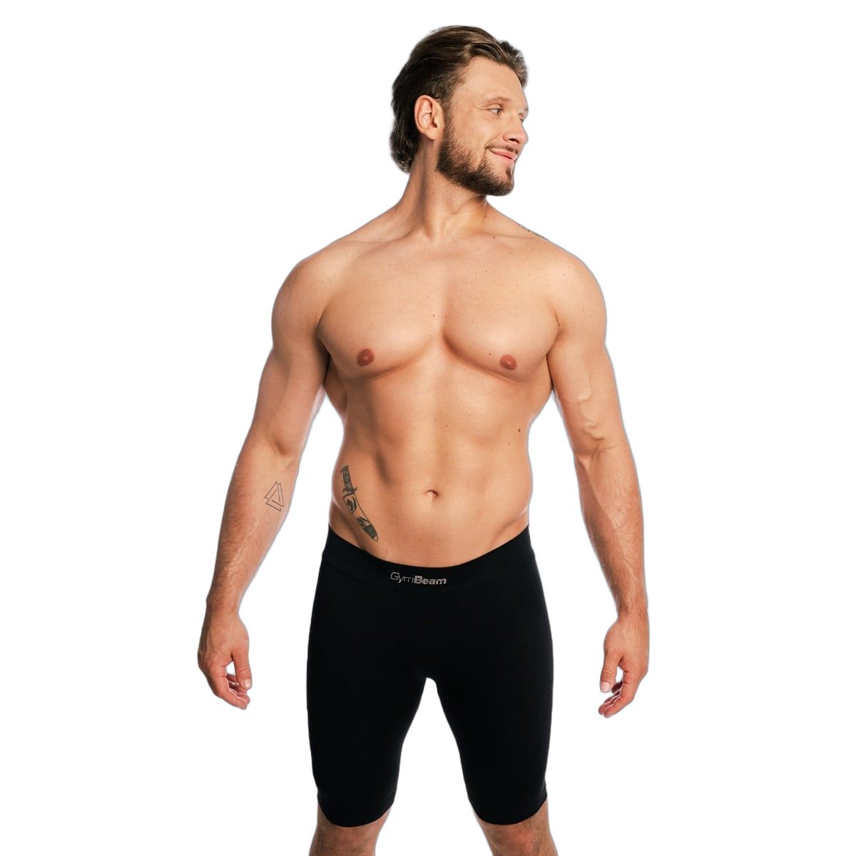 Mann trägt schwarze, nahtlose Slim Shorts über dem Knie.