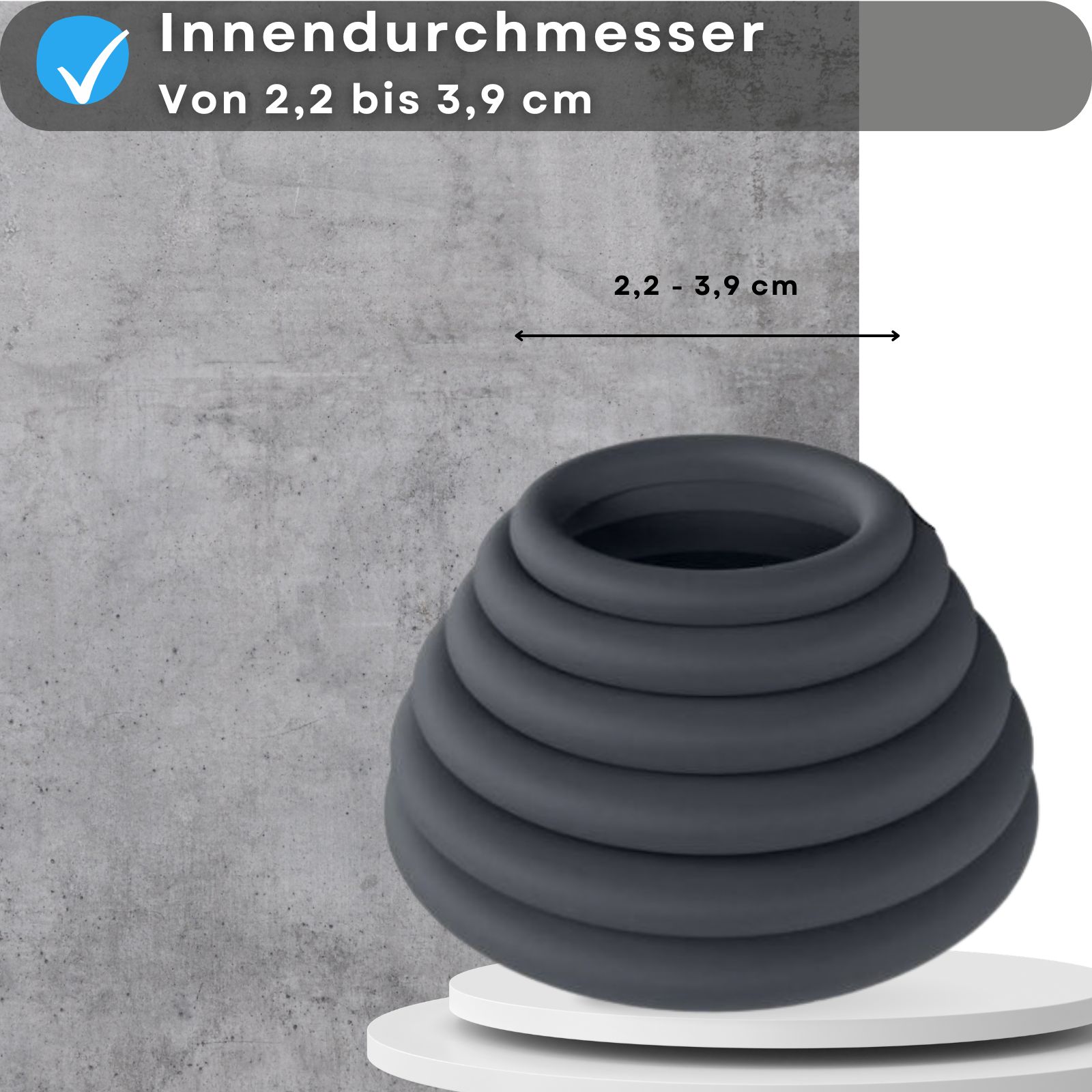 Produktabbildung mit Text: Innendurchmesser von 2,2 bis 3,9 cm. Silikonring-Turm vor Betonwand.