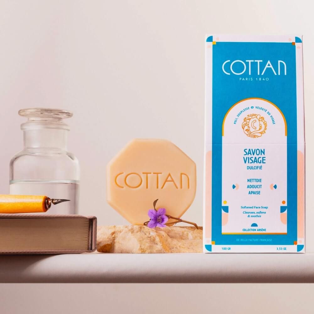 Achteckige Seife mit COTTAN-Schriftzug, neben Verpackung mit Text 'SAVON VISAGE DULCIFIÉ'.