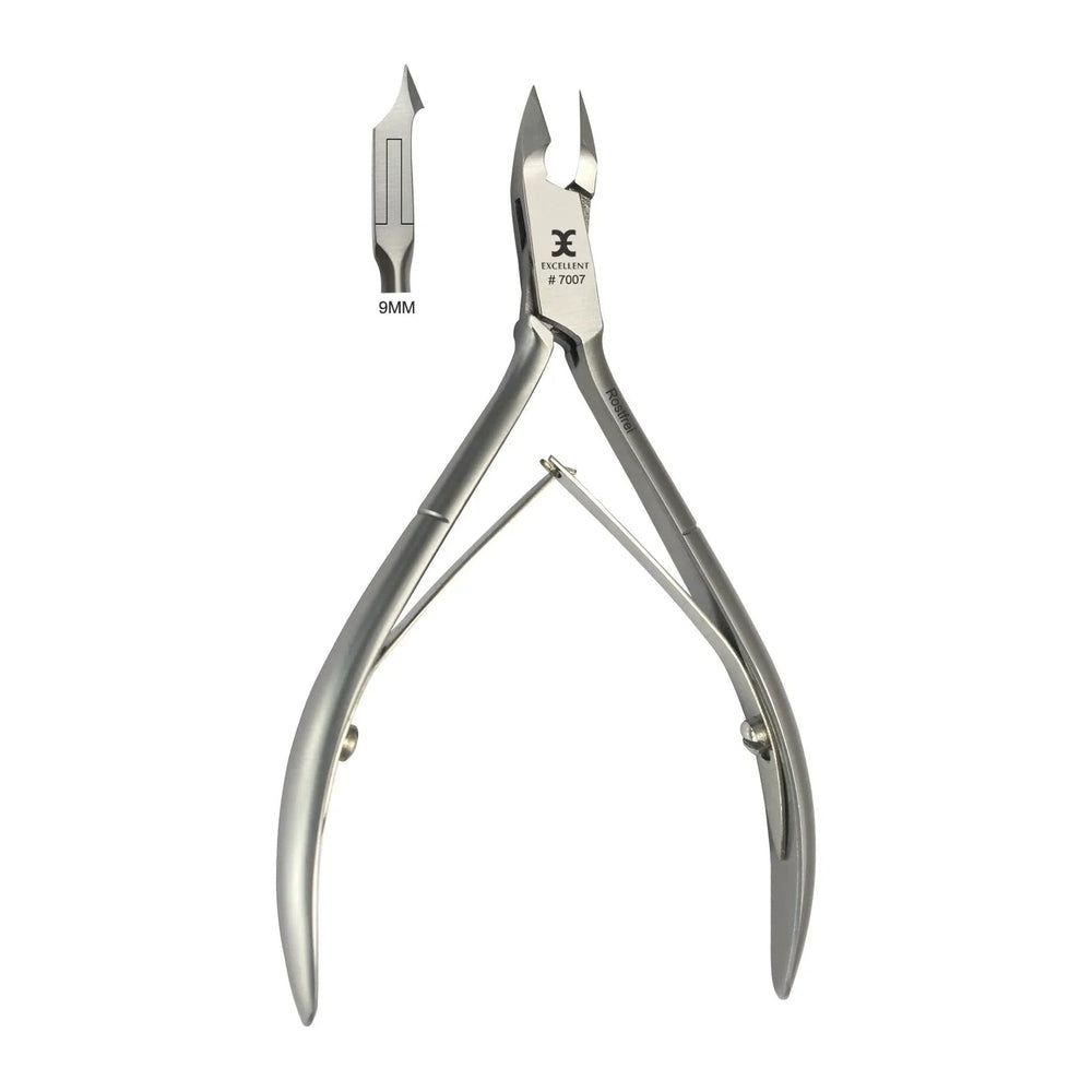 Nagelhautzange aus Metall. Schneide 9 mm, schlank gewölbt. Marke und Modellnummer sichtbar.